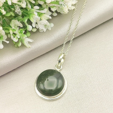spring jewellery - jade green round pendant